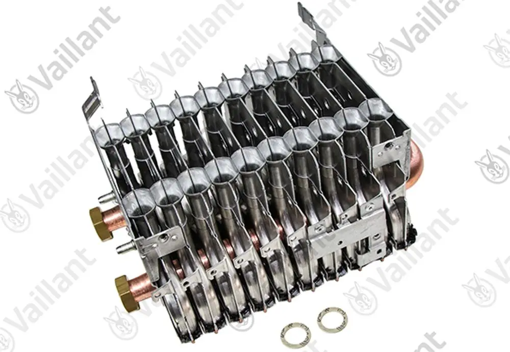 Vaillant Wärmeübertrager mit mehreren Rohrleitungen und Anschlussstellen, sichtbar in einem kompakten Design für Heizungsanwendungen.